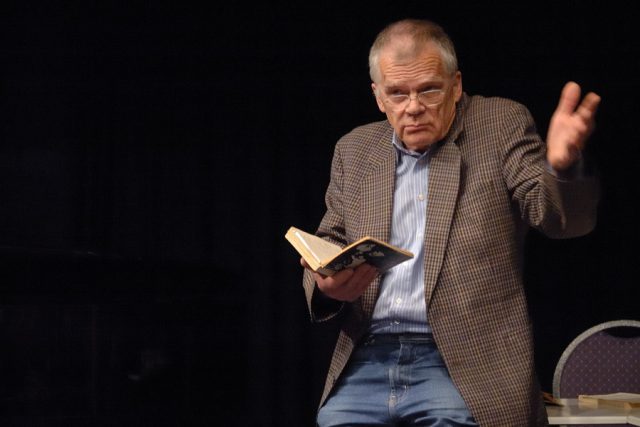 Eckard Rühl liest Erich Mühsam. Foto: Uwe Seemann Eckard Rühl